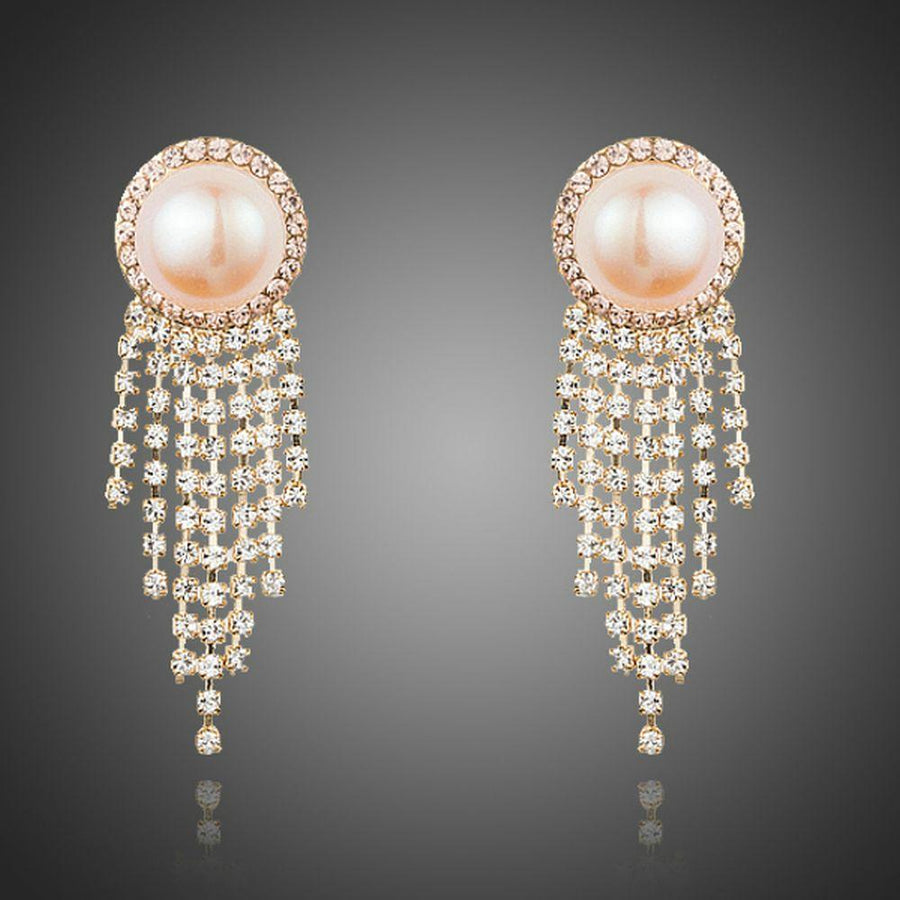 KHAISTA claw chain pearl earrings on white background
