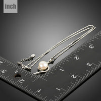 Pendant detail on KHAISTA link chain flower pendant necklace