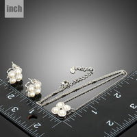 Clover stud detail on Khaista silver pearl set