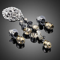 Close-up of waterdrop crystals on Khaista chain set